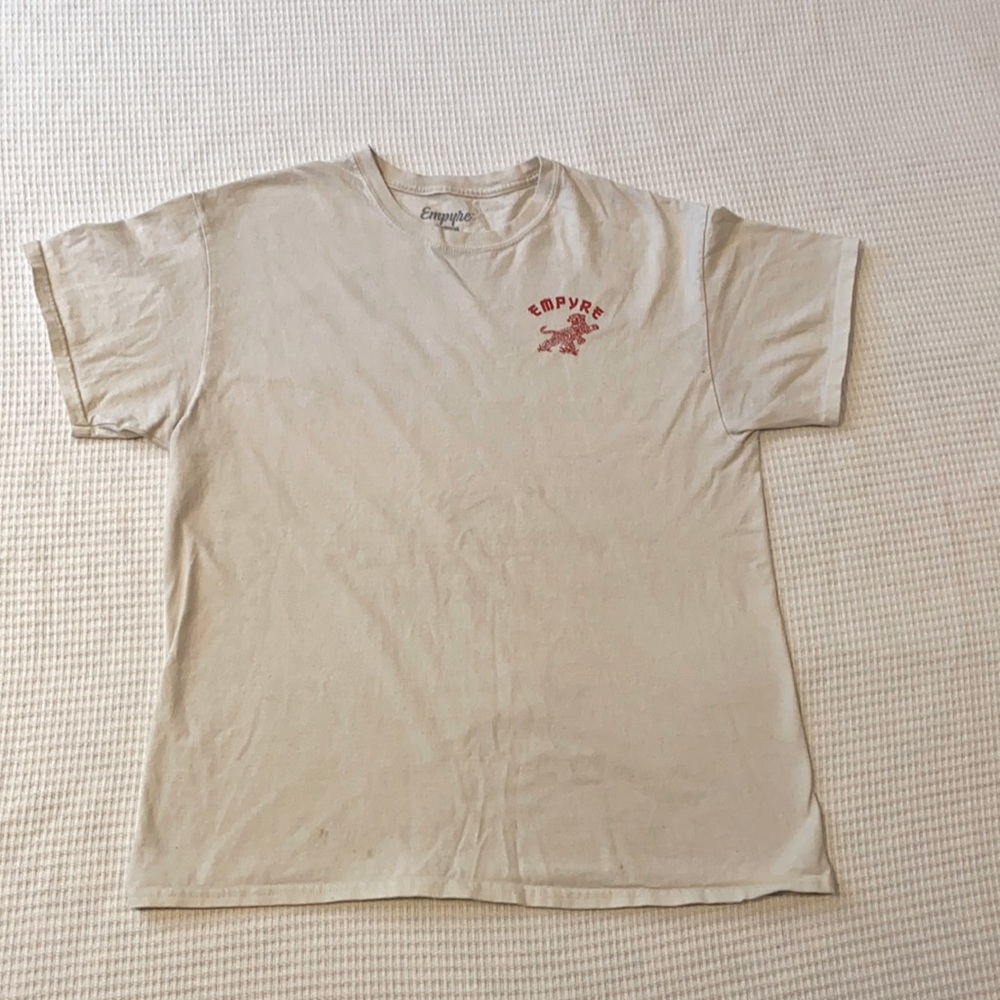Cool graphic-tee with tiger on back!